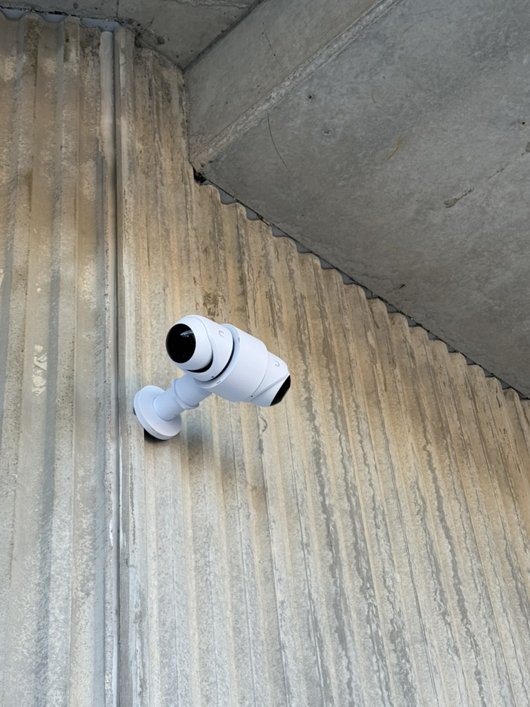 Dual mounted UniFi G6 turret cameras